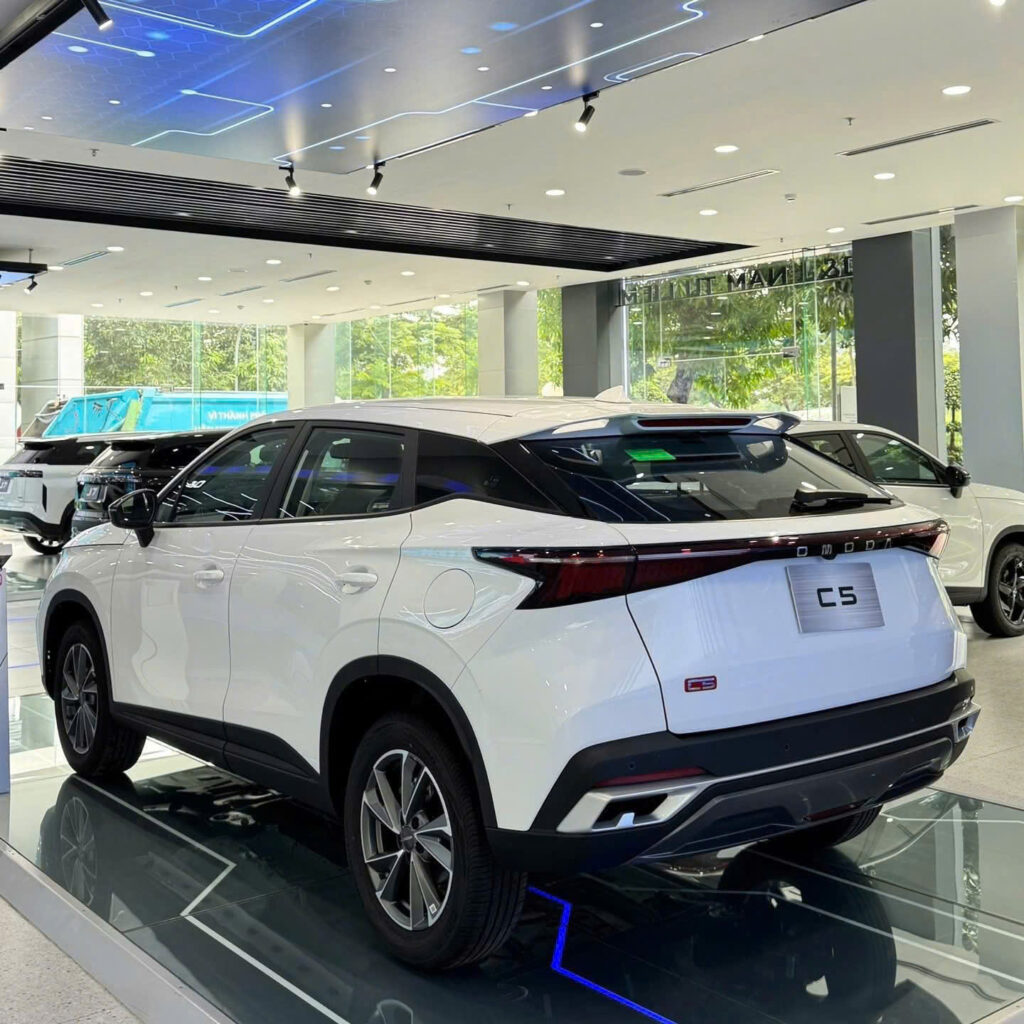 Đuôi xe fastback với cụm đèn hậu LED vắt ngang