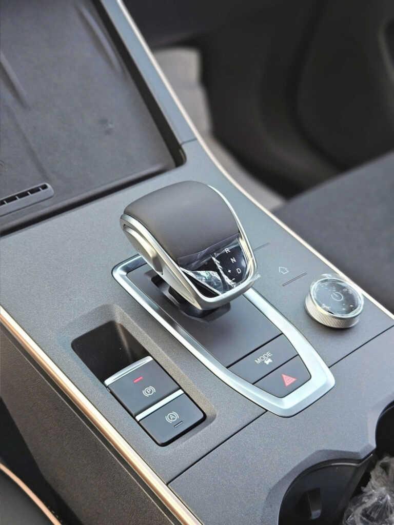 Cần số hộp số vô cấp CVT và phanh tay điện tử trên bệ trung tâm