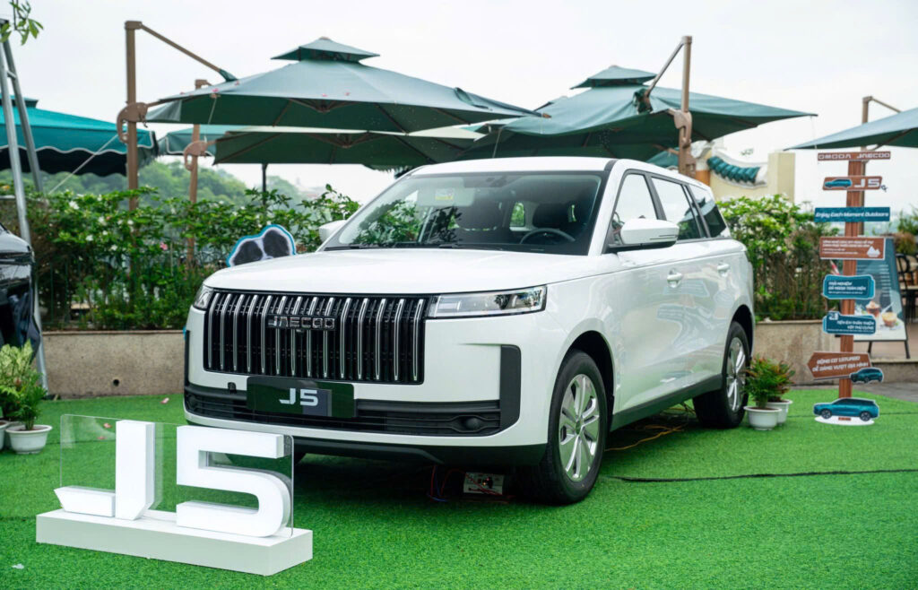 Jaecoo J5 ICE nhìn từ góc sau ba phần tư